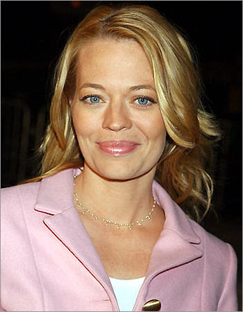 Jeri Ryan Follow Geno's World on Twitter