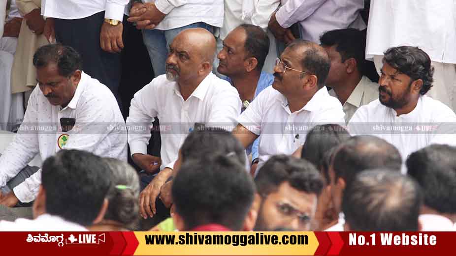 Dr Dhananjaya Sarji sitting on road