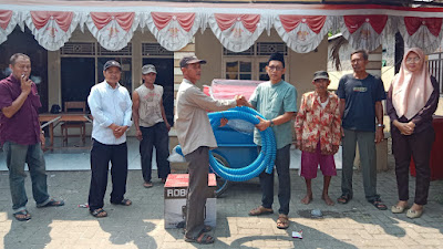 Pemdes Kramat di Tangerang berikan Mesin Perontok Padi untuk Kelompok Tani