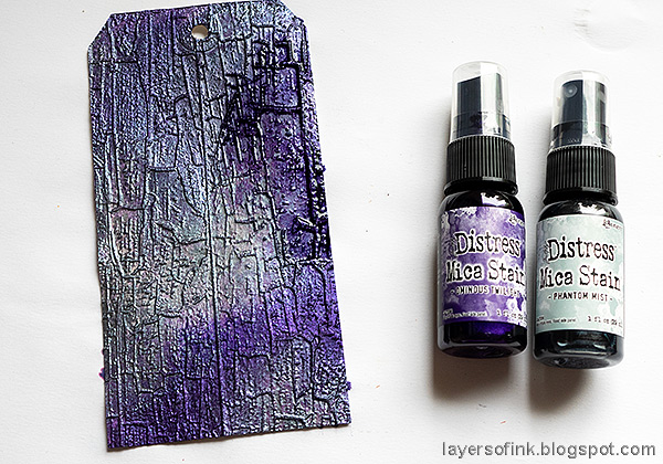 Layers of ink - Shimmery Moonlight Tag Tutorial by Anna-Karin Evaldsson. Mist with Tim Holtz Distress Mica Stain.