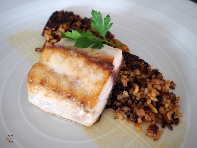 Arroz socarrat a banda, con el grano caramelizado y servido con filetes de corvina.