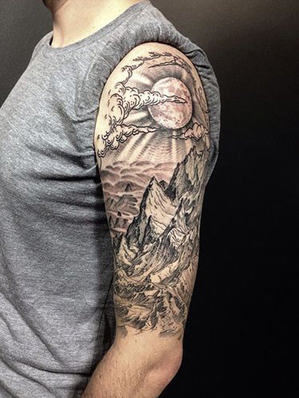 Os detalhes sobre esta magnífica tatuagem é muito bom. Há linhas que mostra a sua rugosidade e sombras para indicar como íngreme. Mas o plano de fundo é um suave fade de terras longínquas e o sol brilhando.