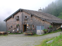 Alpage entièrement recouvert (toit et fassade) en bardeaux de mélèze