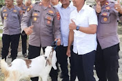 Dukung Progam Ketahanan Pangan, AKBP Carlie Kapolres Aceh Besar Serahkan 13 Ekor Kambing ke Polsek Jajaran Aceh Besar