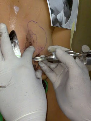 HOT foto pembuatan tato di dada wanita