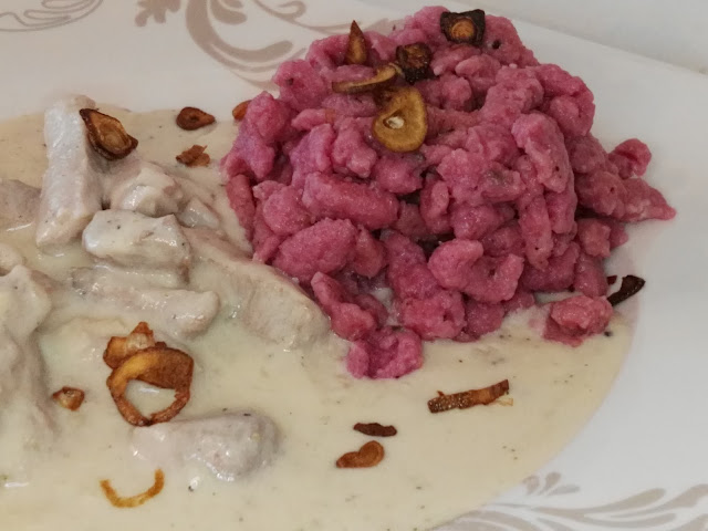 Spätzle, Schweinefilet und Knoblauch Chips