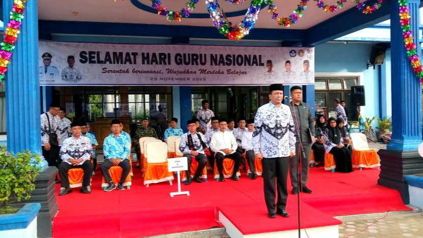PJ Bupati Bireuen, Aulia Sofyan, Ph.D memimpin langsung upacara bendera Hari Guru Nasional di SMKN 1 Bireuen, Jum'at (25/11/2022).