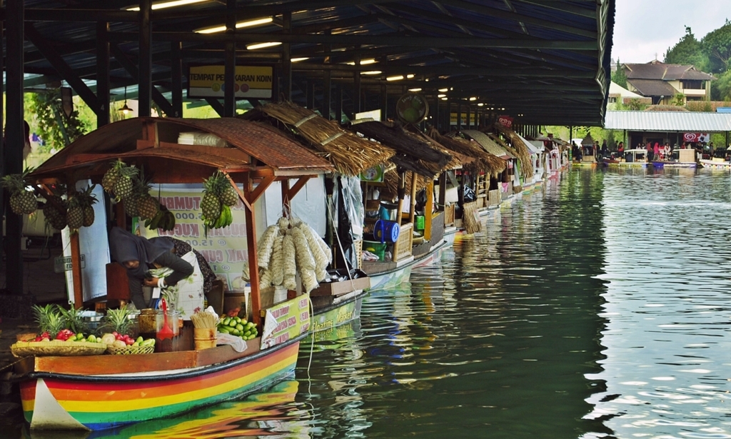 Floating Market Lembang: Liburan dan Sekaligus Berbelanja dengan Cara yang Cukup Unik