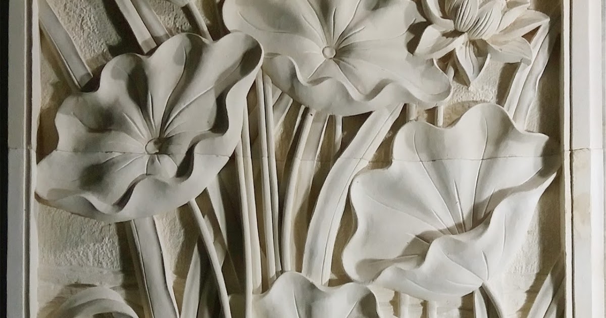 Ukiran bunga lotus batu putih