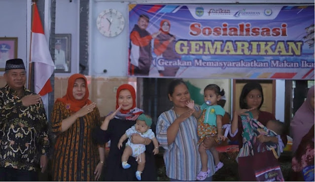 Warga dan pihak DKPP Nganjuk foto bersama di sela kegiatan sosialisasi Gemarikan di Balai Desa Patihan, Kecamatan Loceret, Sabtu 11 Maret 2023