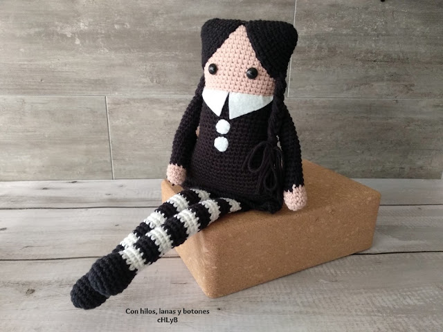 Con hilos, lanas y botones: Miércoles Addams amigurumi (patrón de Marta Ruso)