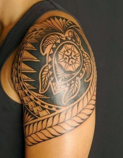 Tatuaje de Tortuga Maori en el hombro