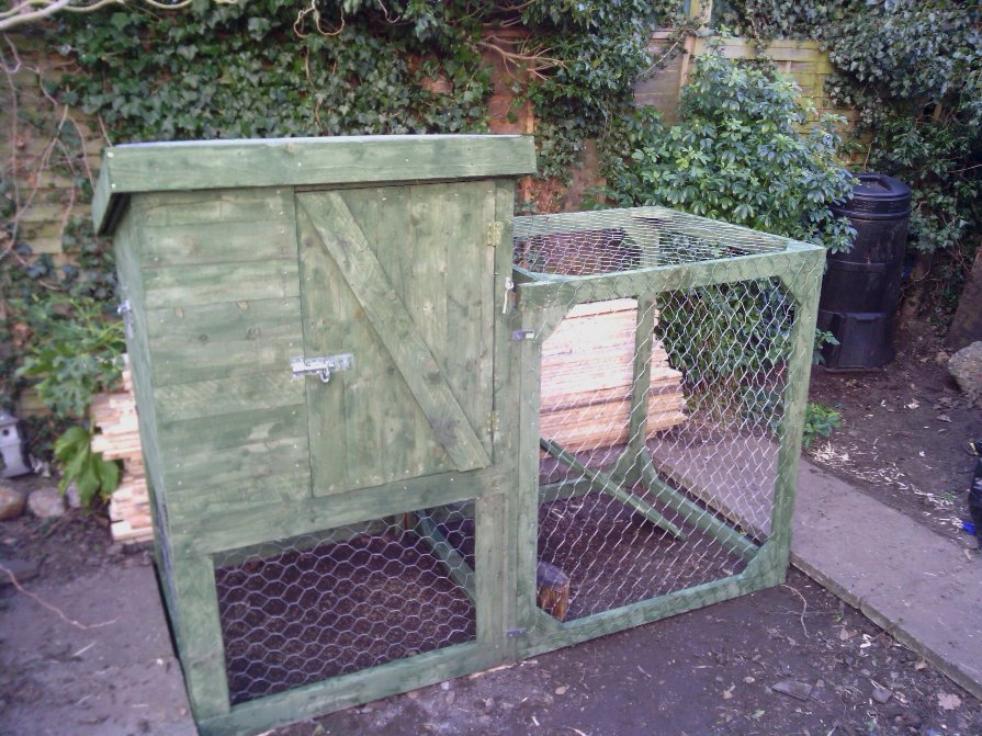 The shed and beyond.: Chicken coop from a pile of pallets 