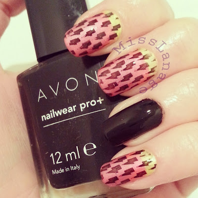 crumpets-33-day-challenge-3-colour-gradient-with-pattern-nails