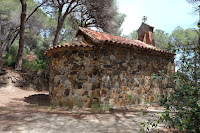 Ermita escondida en un bosque de pinos del Parque  Natural Montnegre-Corredor en Pineda de Mar. 