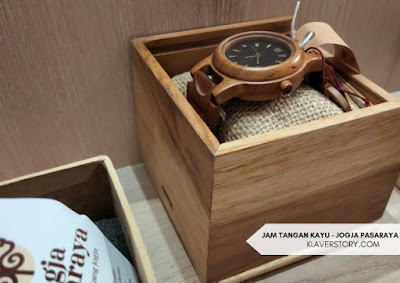 Pusat Oleh-oleh Terlengkap di Jogja menyediakan jam tangan kayu