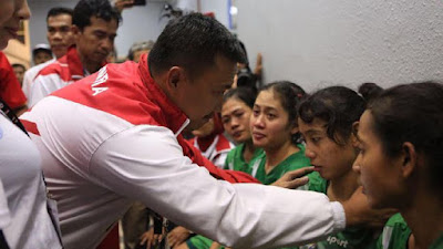 Menpora Sedang Menenangkan Atlet Sepak Takraw Putri