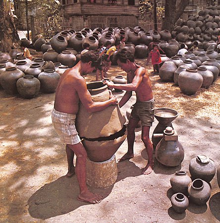 Burnay makers in Vigan, Ilocos Sur