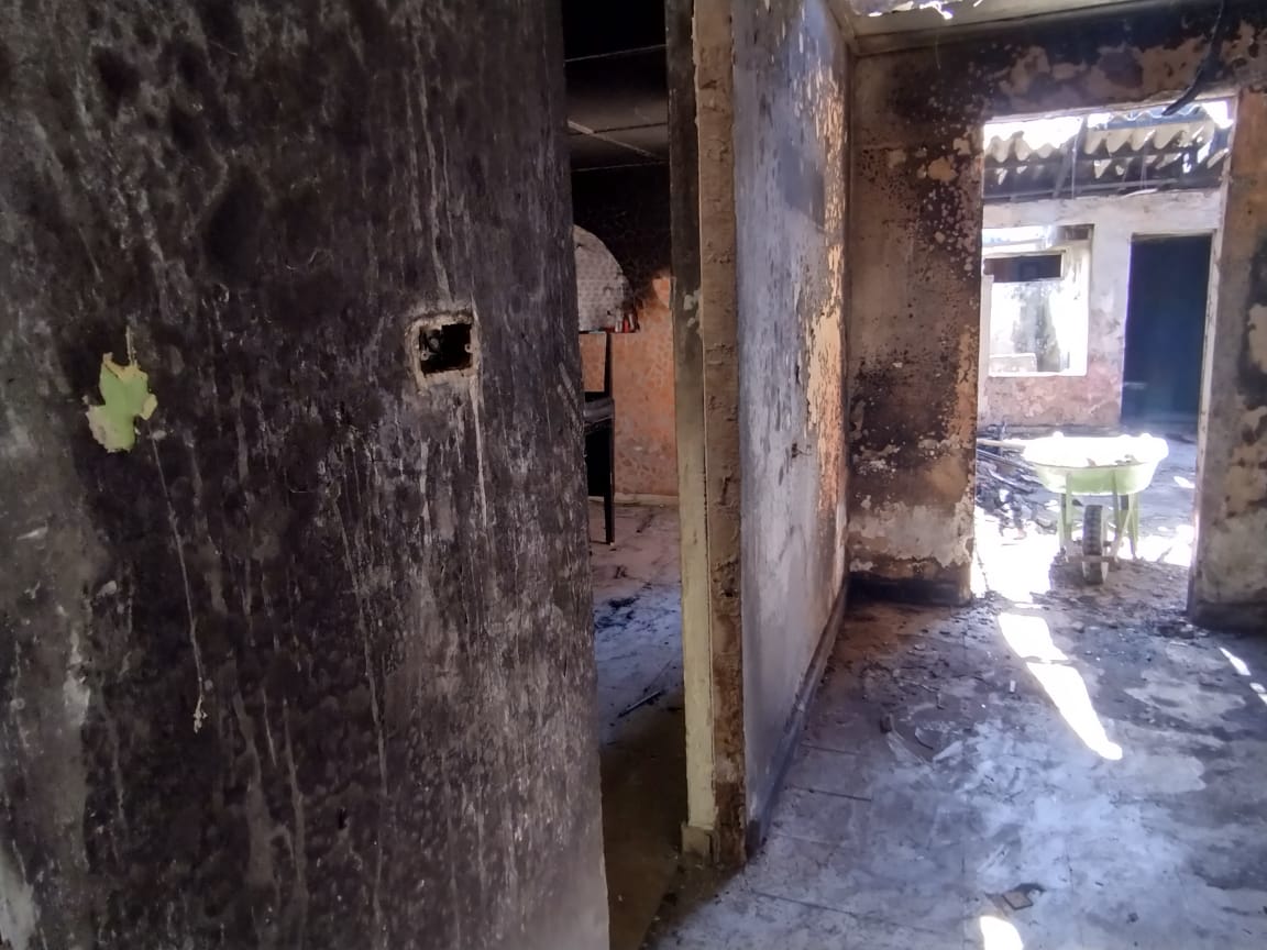 https://www.notasrosas.com/Cuerpo de Bomberos de Riohacha impiden que el fuego consumiera una vivienda, en el 'Barrio Jose Antonio Galán'