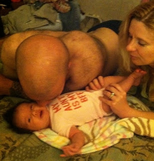 Homem beija bebê no rosto, mas foto chama atenção por 'detalhe estranho'