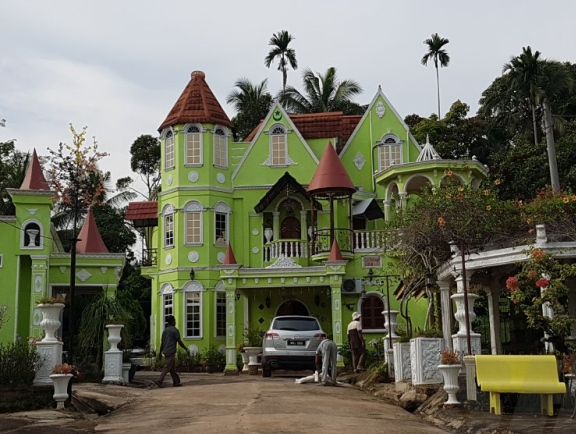 Rumah "Agam" Di Felda Jengka 14, Tarik Perhatian Orang 