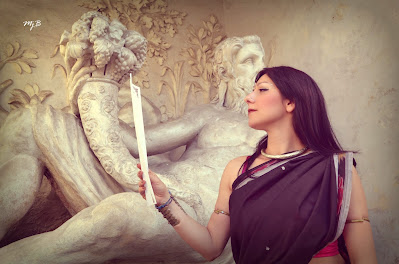 Danza e Poesia Roma MUSEO NAZIONALE ETRUSCO DI VILLA GIULIA   Performance di Danza Classica dell'India e Poesia  Marialuisa Sales  Danza Classica Bharata Natyam Neriene  Poesia su temi classici  Nell'ambito di "Eros & Kairós"  Primo Festival Internazionale  di Poesia al Femminile sabato 7 giugno 2014 Sabato 7 giugno 2014, nell'esclusiva cornice del Museo Etrusco di Villa Giulia, Marialuisa Sales e Neriene hanno condotto una performance rituale di danza sacra dell'India e poesia su temi classici dedicata all'Apollo di Veio, tra le opere più importanti ospitate nel prestigioso Museo. L'inno tradizionale danzato dedicato al Dio Vishnu, l'Apollo Hindu, è stato accompagnato dalla poesia "Ventuno Foglie d'Alloro", dedicata sempre al dio solare. La performance  si è conclusa con la danza sacra dedicata alla Saraswathi-Minerva del tantrismo. Foto: Maria Giuseppina Barbieri [MjB]