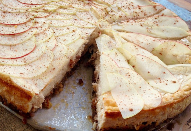 Protein curd cake with nuts, apple and cinnamon with Marit