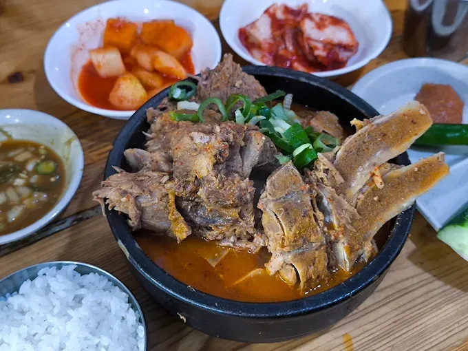 성수동 인기 감자탕 맛집 '소문난성수감자탕'