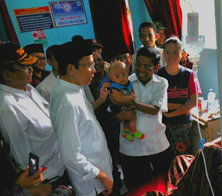 Mensos Serahkan Santunan Korban Keracunan Gas di Lombok Barat
