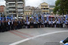 Κατάθεση στεφανιών στην κεντρική πλατεία Κατερίνης από τα σχολεία της πόλης μας.