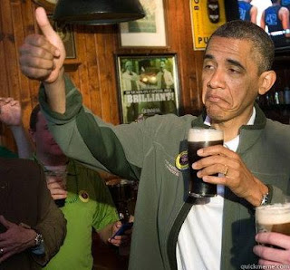 obama fazendo joinha e tomando cerveja