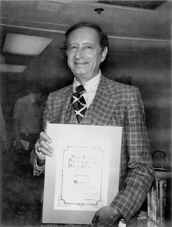 By Will Hart - Flickr: 10 1st. Science Fiction, Horror and Fantasy Awards Luncheon 05-Dec-76 Robert Bloch with His Award, CC BY 2.0, https://commons.wikimedia.org/w/index.php?curid=18511156