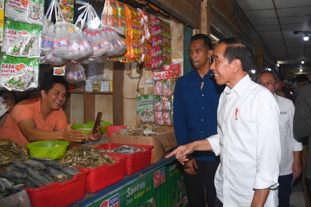 Tinjau Harga Komoditas Pangan di Pasar Johar Karawang, Presiden: Cuma Beras yang Belum Turun 