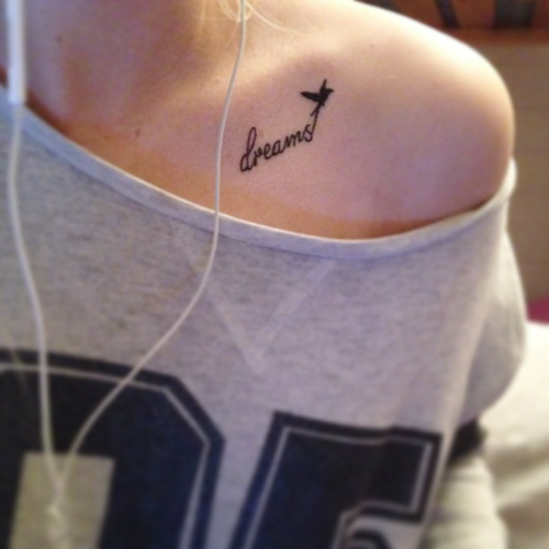 chica con un tatuaje de letras