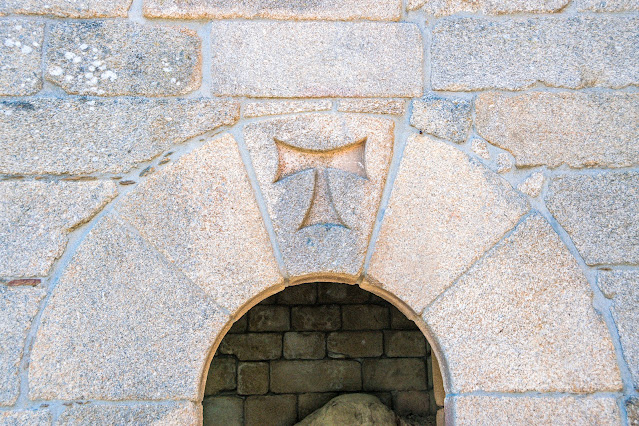 Imagen de una talla en la puerta de entrada de la torre del reloj