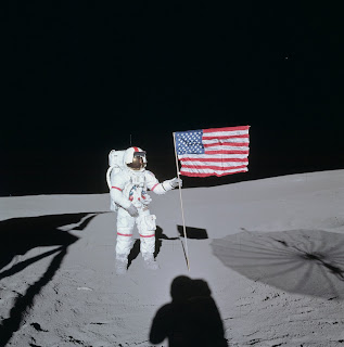 Komutan Shepard, Amerikan bayrağı ile birlikte - Apollo 14