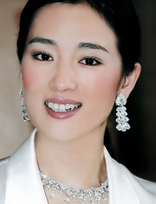 gong li. Gong grew up in Jinan,