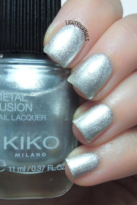 Smalto argento metallico Kiko Metal Fusion 04 Platinum Rain silver metallic nail polish #kikonails #kikocosmetics #kikotrendsetter #lightyournails