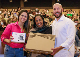 Professores e gestores escolares recebem notebooks e microfones