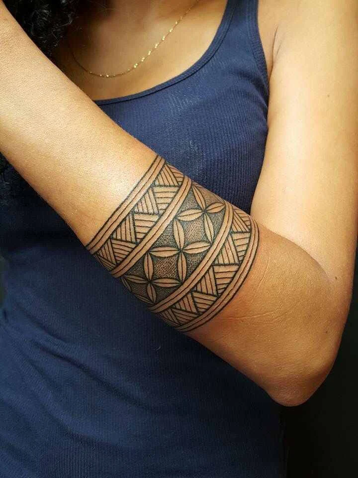 tatuaje maori en hombre, tatuaje tradicional polinesio para hombre