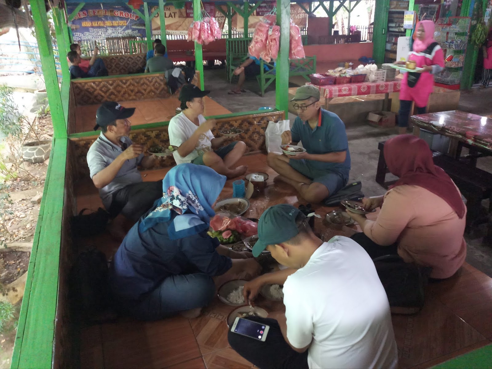 Sekian lama tak jumpa lima anggota pecinta alam Agatra Sraya Jakarta berbeda angkatan ini ngumpul di Karawang Nanjak Gunung Sangga Buana maklum anak