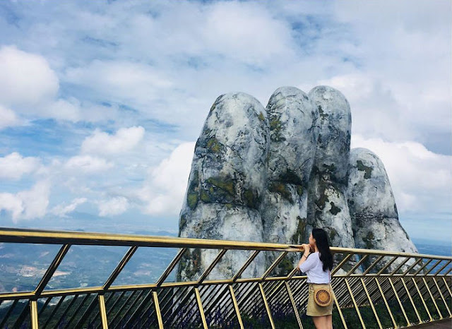 manos-gigantes-sostienen-el-puente-dorado-de-Da-Nang-en-Vietnam