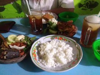 Menu Warung Lalapan Lesehan