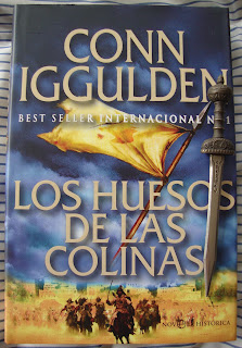 Portada del libro Los huesos de las colinas, de Conn Iggulden