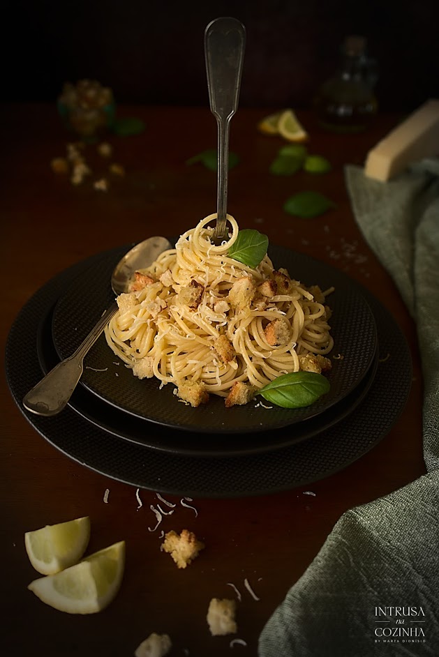 Prato de esparguete com um garfo ao alto, dark mood photography, foodstyling