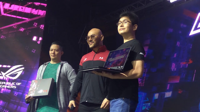 Deddy Corbuzier menggunakan jaket ekslusif ROG. Deddy pun suka dengan bagusnya ASUS sehingga membelikan laptop ASUS untuk anaknya Azka (dok.windhu)