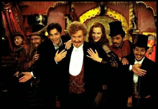 Jim Broadbent, Nicole Kidman y Ewan McGregor en Moulin Rouge (2001)