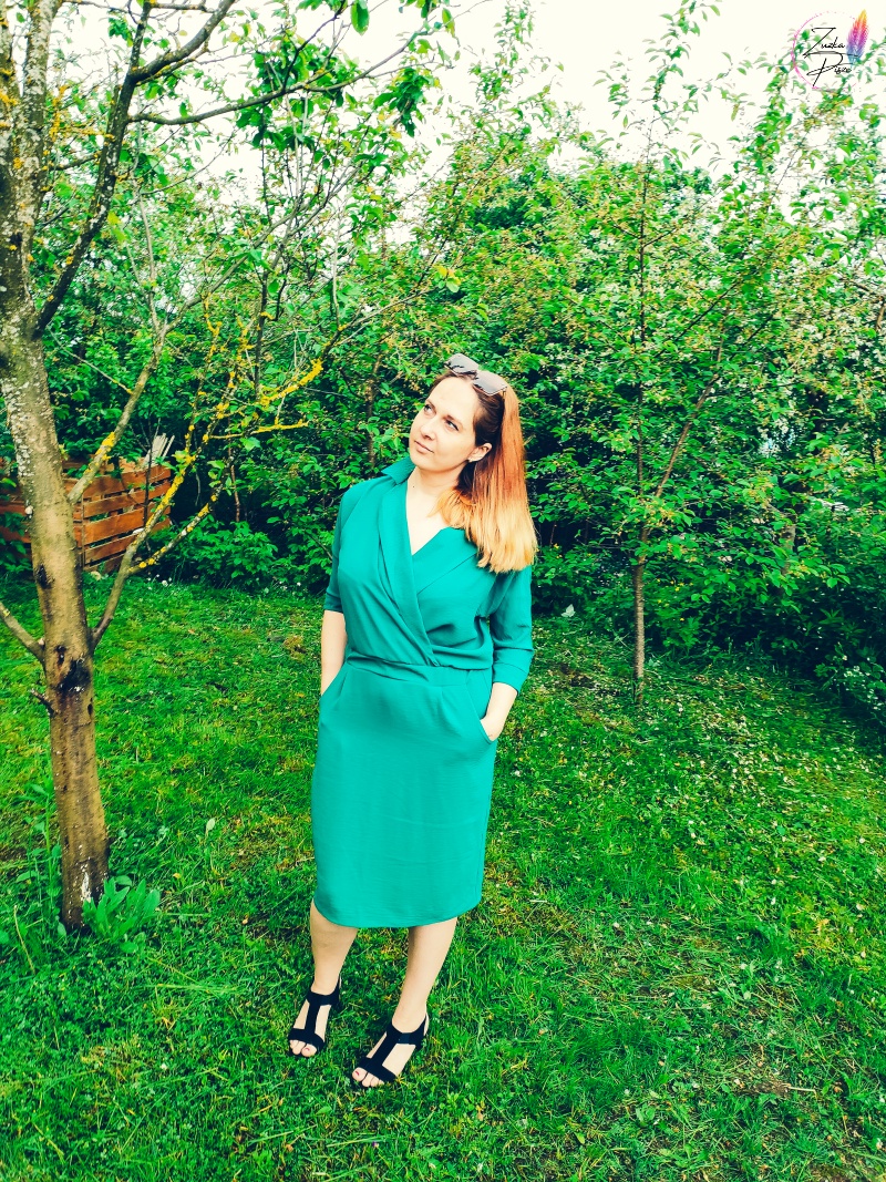 Modna sukienka odcinana w talii AMELIA w kolorze zielonym - KARKO