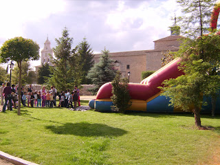 Foto donde se ve a niños esperando para acceder a uno de los castillos hinchables instalados junto al Monasterio de la Encarnación