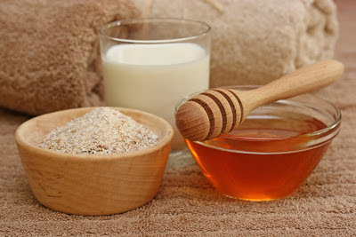 Oatmeal and honey face mask for acne